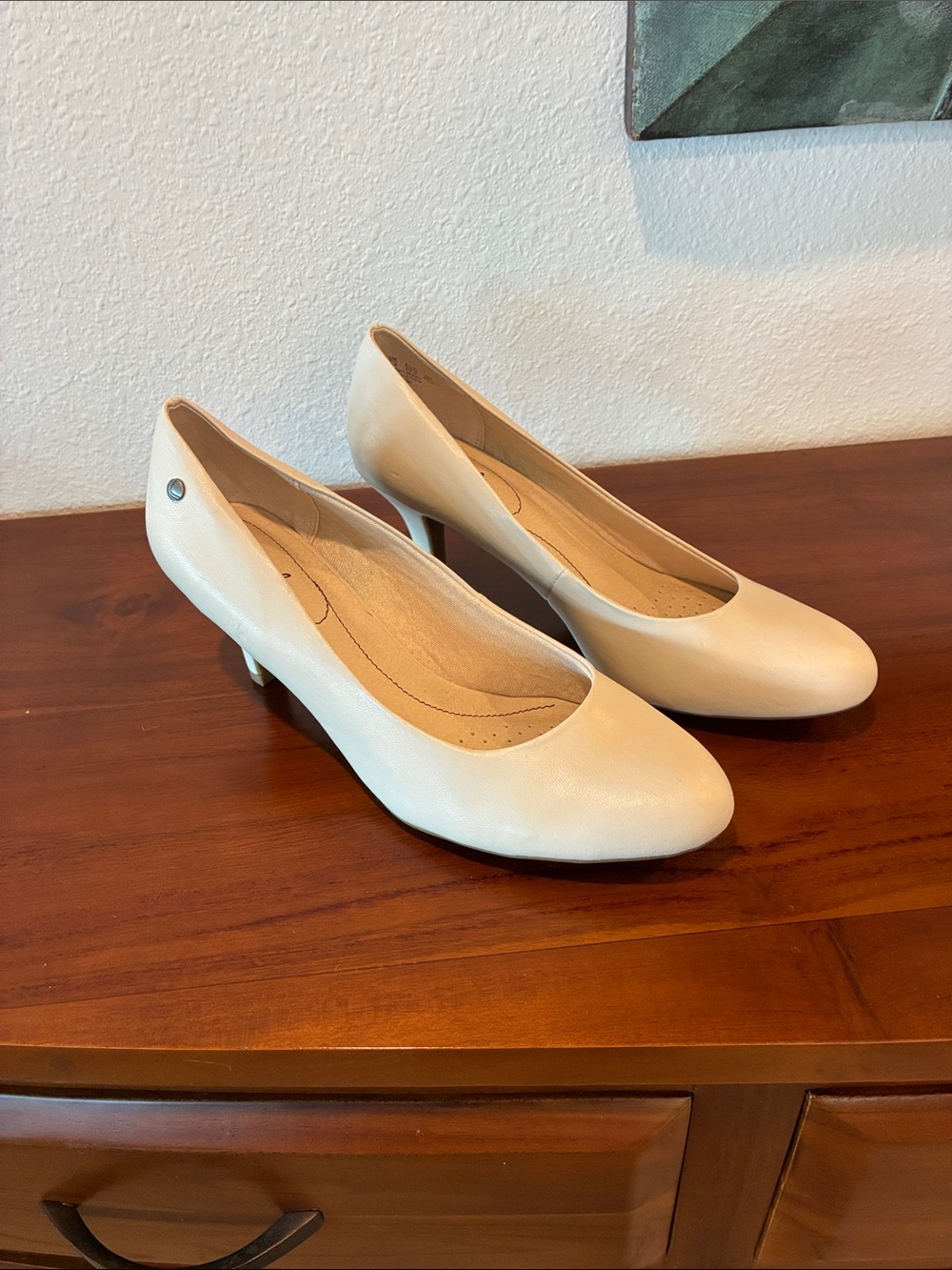 Life Stride Women's Cream Low Heel Pumps